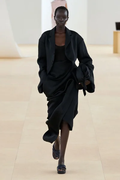 Look 16